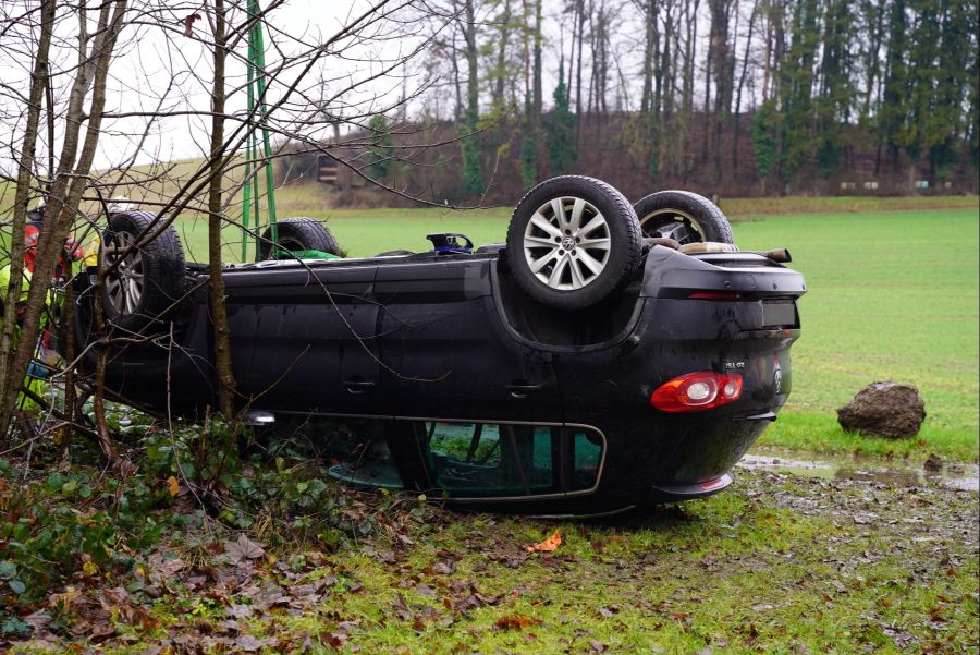 Das Auto war neben der Fahrbahn mit einem Stein kollidiert.