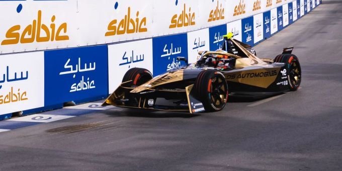 Jean-Éric Vergne (DS Penske) im Einsatz in der Formel E in ad-Diriyah. Vergne DS Formel E