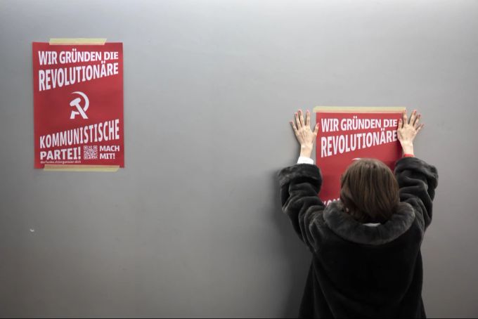Das Verteilen von Flyern und die Mitglieder-Rekrutierung auf Schularealen sei verboten, erklärt der Rektor des Gymnasiums: «Das dürfen auch die FDP oder die SP nicht tun.» (Symbolbild) Kommunismus Der Funke Gymnasium