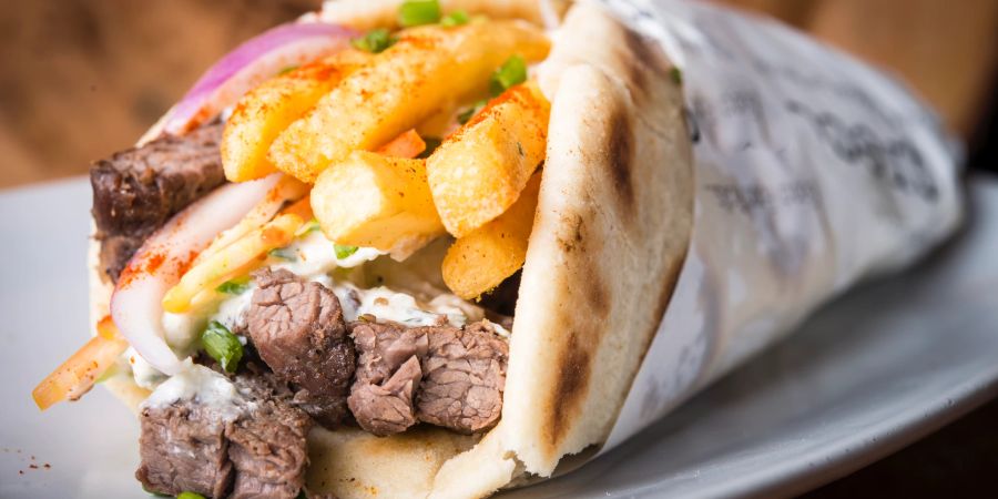 Mit Beef Gyros bestellen Griechenland-Urlauber ein lokales Essen.