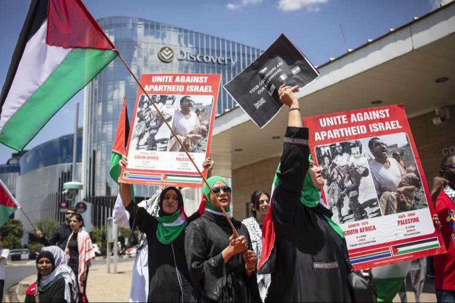 Pro-Palästinensische Demonstrierende nehmen an einem Protest teil, der von der Südafrikanischen Handelsunion organisiert wurde, in Johannesburg, 19. Oktober 2023.