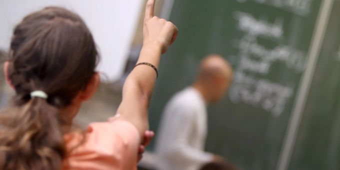 Der Mangel an Lehrerinnen und Lehrer in der Schweiz führt auch zunehmen zu einem häufigen Wechsel an Schulen (Archiv). Lehrerinnen Lehrer