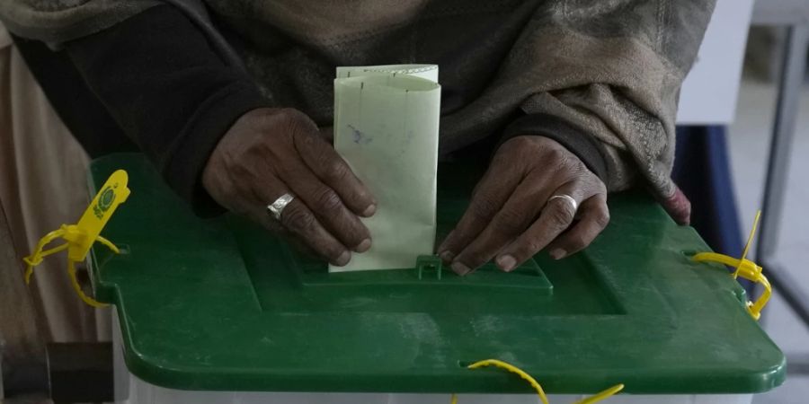 Eine Frau gibt ihre Stimme in einem Wahllokal während der Parlamentswahlen ab. Foto: Anjum Naveed/AP/dpa