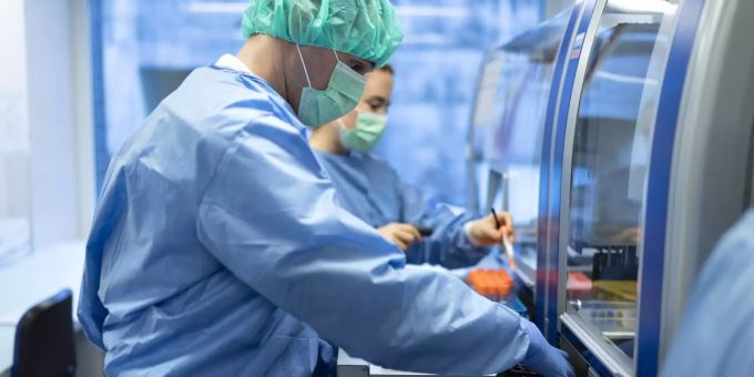 Die neue Untervariante der Delta-Variante des Coronavirus könnte ansteckender sein. coronavirus spital