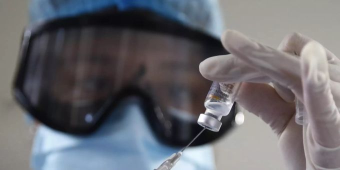 Eine Krankenschwester bereitet eine Dosis eines Impfstoffs gegen COVID-19 vor. (Symbolbild) Corona Impfung