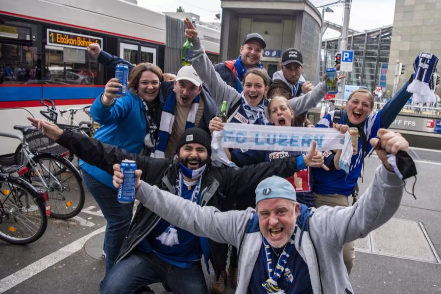 Luzern-Fans freuen sich über den gewonnen Cupfinal und feiern in der Innenstadt.