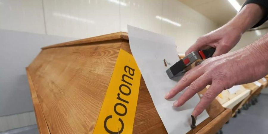 Das RKI hat mit 9997 Fällen zwar weniger Corona-Neuinfektionen registriert, allerdings weniger neue Todesfälle 394) als vor einer Woche. Foto: Thomas Frey/dpa
