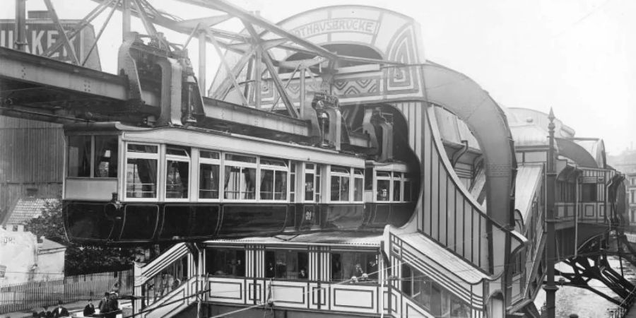 Das historische Archivfoto aus dem Jahre 1903 zeigt den Bahnhof «Rathausbrücke» der Wuppertaler Schwebebahn. Foto: Stadtwerke Wuppertal/dpa