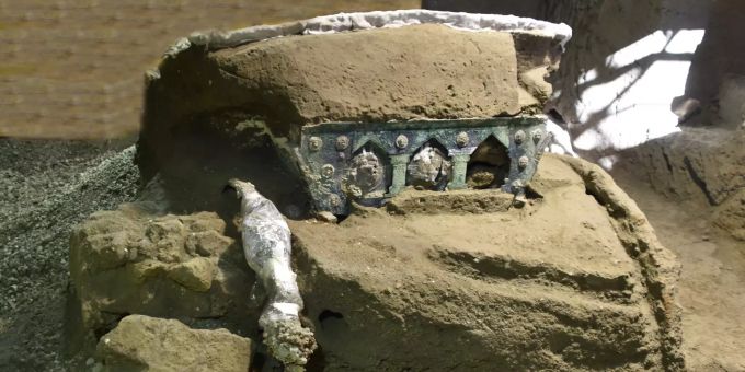 In der versunkenen Stadt Pompeji in Süditalien haben Archäologen einen einzigartigen Triumphwagen aus der Antike ausgegraben. Triumphwagen mit erotischen Abbildungen in Pompeji ausgegraben