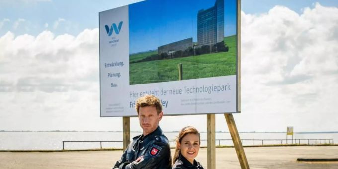 Süher Özlügül (Sophie Dal) und Henk Cassens (Maxim Mehmet) in einer Szene aus "Friesland - Haifischbecken". Foto: Willi Weber/ZDF/dpa Süher Özlügül (Sophie Dal) und Henk Cassens (Maxim Mehmet) in einer Szene aus "Friesland - Haifischbecken". Foto: Willi Weber/ZDF/dpa