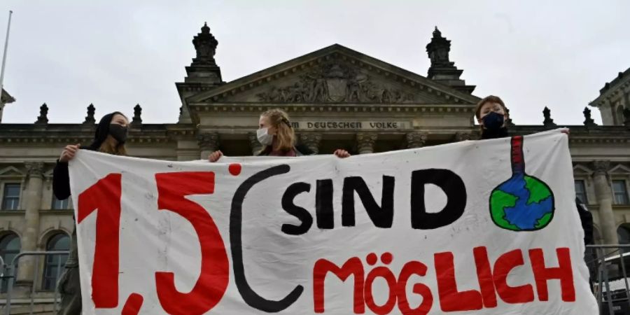 Klimaaktivisten bei einer Aktion vor dem Reichstag