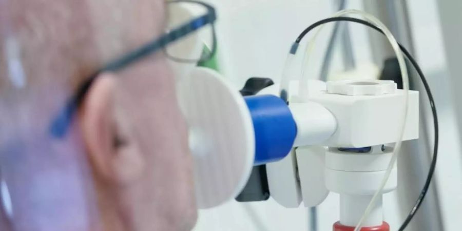 Für eine noch schwer schätzbare Zahl von Covid-19-Patienten ist offen, ob sie je wieder ihre frühere Form erreichen werden. Foto: Uwe Anspach/dpa
