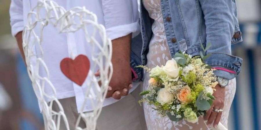 Vielen Heiratswilligen blieb im vergangenen Jahr nur eine Hochzeit draussen - wie hier am Strand von Juist. Insgesamt schlossen 373.000 Paare den Bund fürs Leben. Foto: Sina Schuldt/dpa