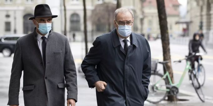 Bundespräsident Guy Parmelin, rechts, und Bundesrat Alain Berset auf dem Weg zu einer Medienkonferenz über das Covid-19-Gesetz. Covid-19-Gesetz