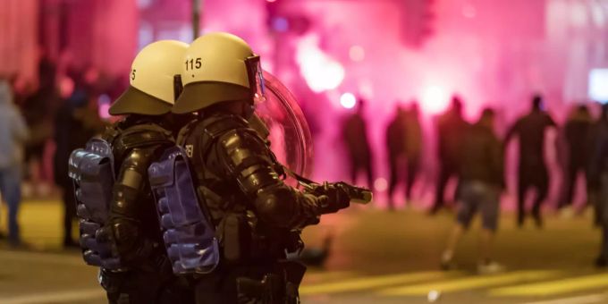 Zwei Einsatzkräfte der Polizei in der Krawallnacht vom Karfreitag. Es waren die schwersten Ausschreitungen in St. Gallen seit über zehn Jahren. (Archivbild) St. Gallen Ausschreitungen Wegweisungen