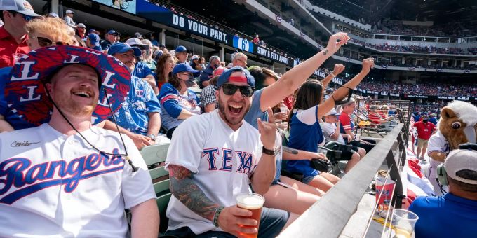 Kein Archivbild, sondern brandaktuell: Das Baseball-Team Texas Rangers starten vor vollen Rängen und ohne Masken in die Saison. Coronavirus USA Texas Rangers