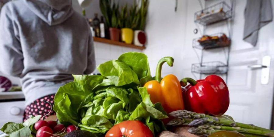 Je weniger Fleisch, desto besser die Öko-Bilanz - zu diesem Schluss kommt eine Studie im Auftrag des WW. Foto: Fabian Sommer/dpa
