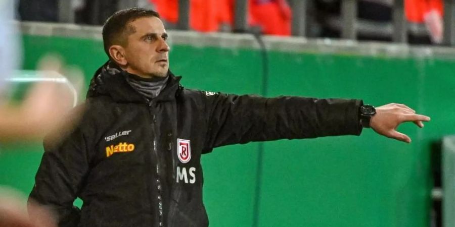Trainer Mersad Selimbegovic glaubt an die Chance von Jahn Regensburgs im Pokal gegen Werder Bremen. Foto: Armin Weigel/dpa