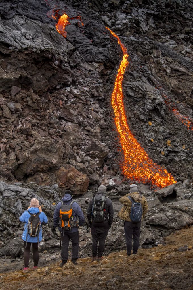 Menschen beobachten Lava bei einem kürzlich ausgebrochenen Vulkan in Island. Der Grosseinsatz wurde einberufen, weil Bilder einer Überwachungskamera noch Menschen vor Ort zeigte. Grosseinsatz