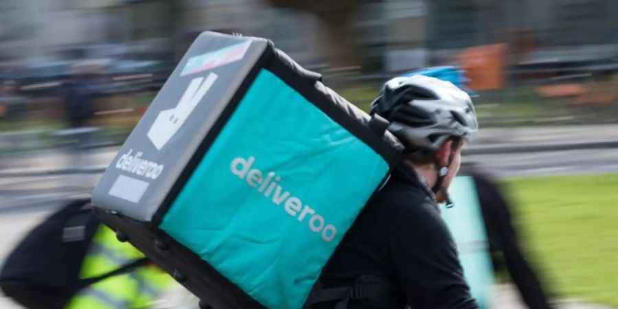 Ein Deliveroo-Fahrer mit Auslieferungsbox auf Tour. Foto: Jörg Carstensen/dpa