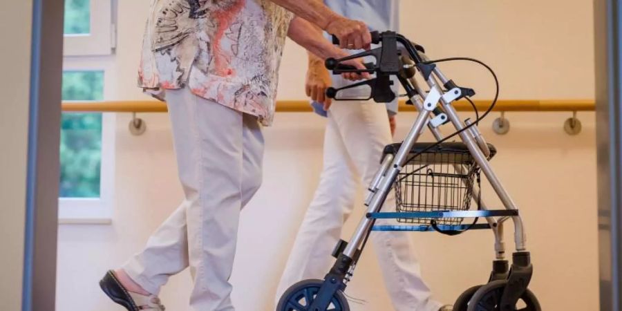 Angesichts der vielen Corona-Schutzimpfungen in Alten- und Pflegeheimen planen die Sozialminister schrittweise Lockerungen der Besuchs- und Schutzregelungen. Foto: Christoph Schmidt/dpa