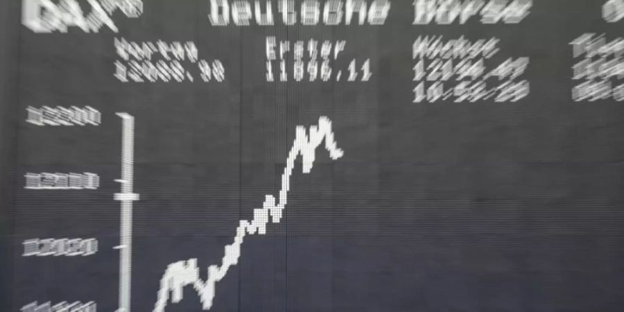 Die Dax-Kurve wird im Handelssaal der Frankfurter Börse auf der grossen Tafel angezeigt. Foto: Frank Rumpenhorst/dpa