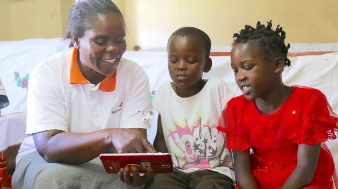 Dank einem von World Vision finanzierten Computerkurs: Anne lernte mit 50 Jahren, ein Tablet zu bedienen und konnte so ihre Kinder im Lockdown bei den Hausaufgaben unterstützen. Lockdown Covid Impfung