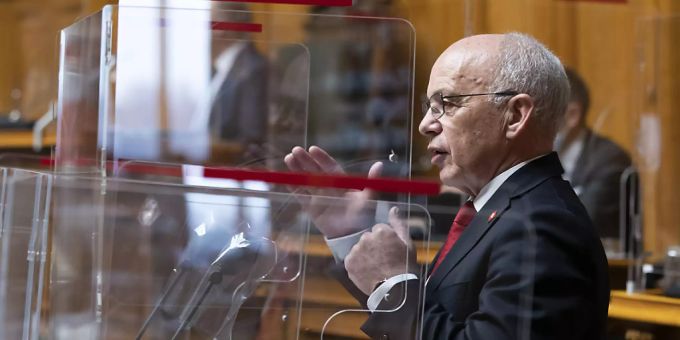 Finanzminister Ueli Maurer hat im Nationalrat vorgerechnet, was die ausgebaute Revision des Covid-19-Gesetzes die Steuerzahlenden kosten dürfte. Er sei «etwas frustriert», sagte er. Finanzminister Ueli Maurer hat im Nationalrat vorgerechnet, was die ausgebaute Revision des Covid-19-Gesetzes die Steuerzahlenden kosten dürfte. Er sei «etwas frustriert», sagte er.
