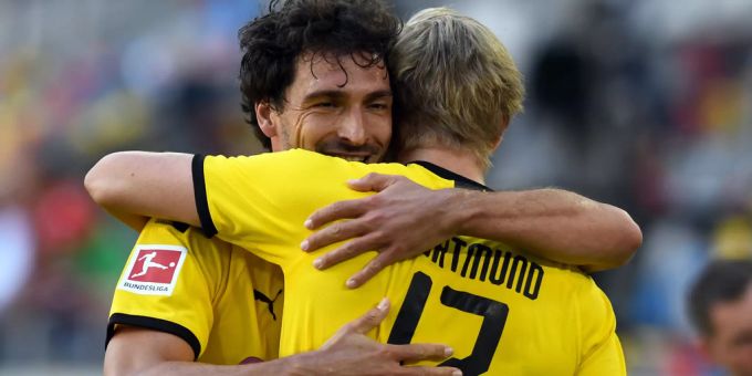 Erling Haaland und Mats Hummels jubeln im vergangenen Jahr geimeinsam im Trikot des BVB. BVB