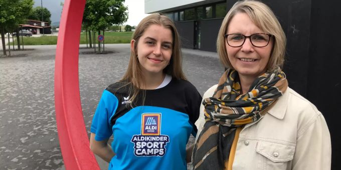 (von links): Leonie Kobelt (MS Sports Trainerin) und Elvira Büchel (Gemeinderätin und Jugend- beauftragte Oberriet) freuen sich vor dem Bildstöckli in Oberriet auf die «Sportskanonen». Gemeinde Oberriet