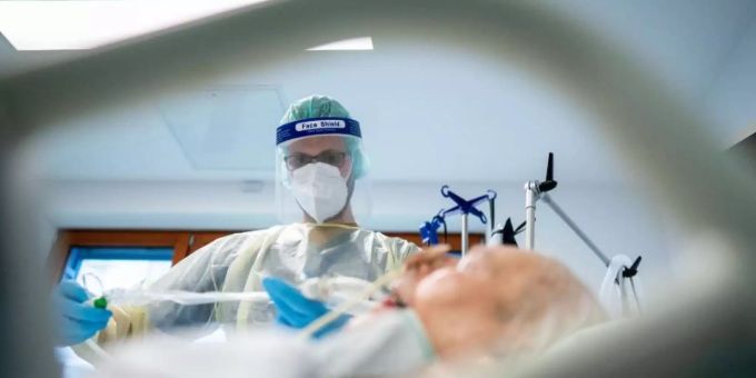 Ein Intensivpfleger arbeitet in Schutzausrüstung auf einer Intensivstation. Seit Beginn der Corona-Pandemie sind in Deutschland mehr als 75.000 Menschen an oder mit dem Virus gestorben. Foto: Kay Nietfeld/dpa Ein Intensivpfleger arbeitet in Schutzausrüstung auf einer Intensivstation. Seit Beginn der Corona-Pandemie sind in Deutschland mehr als 75.000 Menschen an oder mit dem Virus gestorben. Foto: Kay Nietfeld/dpa