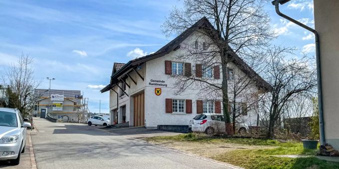 Das Gemeindehaus der Ortschaft Ramlinsburg im Bezirk Liestal. - Kanton Basel-Landschaft Das Gemeindehaus der Ortschaft Ramlinsburg im Bezirk Liestal. - Kanton Basel-Landschaft