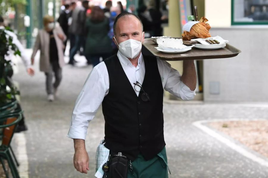 Nicht nur für die Gäste ist die Wiedereröffnung der Restaurants eine freude, auch die Gastromitarbieter dürfen nach der Zwangspause wieder schaffen.