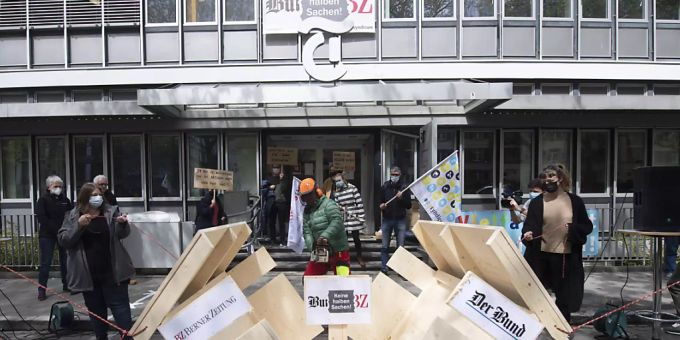 Das gemeinsame Haus von «Berner Zeitung» und «Bund» fällt auseinander - in der Mitte erscheint eine Tafel mit der Aufschrift «Keine halben Sachen!» Das gemeinsame Haus von «Berner Zeitung» und «Bund» fällt auseinander - in der Mitte erscheint eine Tafel mit der Aufschrift «Keine halben Sachen!»