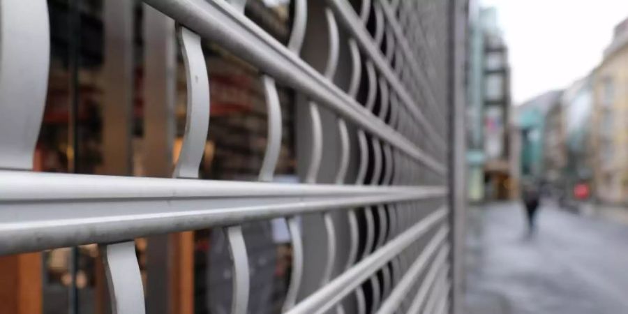 Geschlossenes Modegeschäft in Leipzig. Als dringendsten Wunsch beschreiben viele die Möglichkeit, wieder uneingeschränkt einkaufen gehen zu können. Foto: Sebastian Willnow/dpa-Zentralbild/dpa