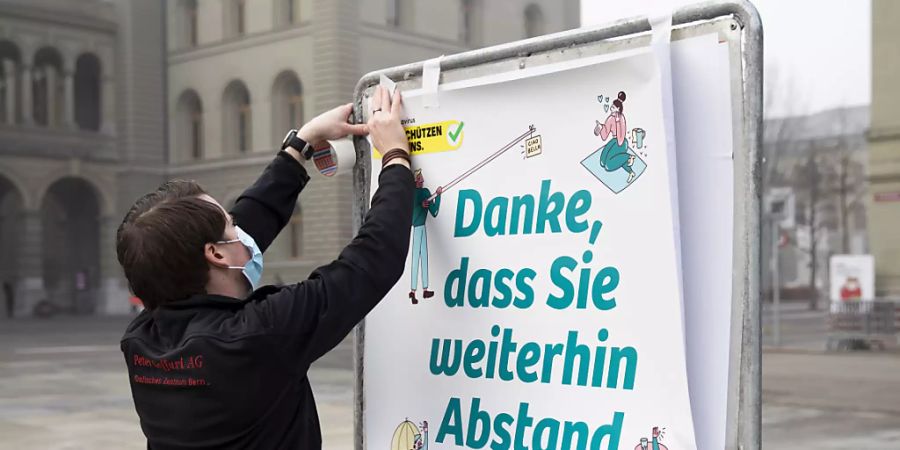 Das Bundesamt für Gesundheit fordert die Bevölkerung in der Corona-Pandemie mit Plakaten wie hier auf dem Bundesplatz in Bern dazu auf, trotz Lockerungsmassnahmen weiterhin achtsam zu sein.