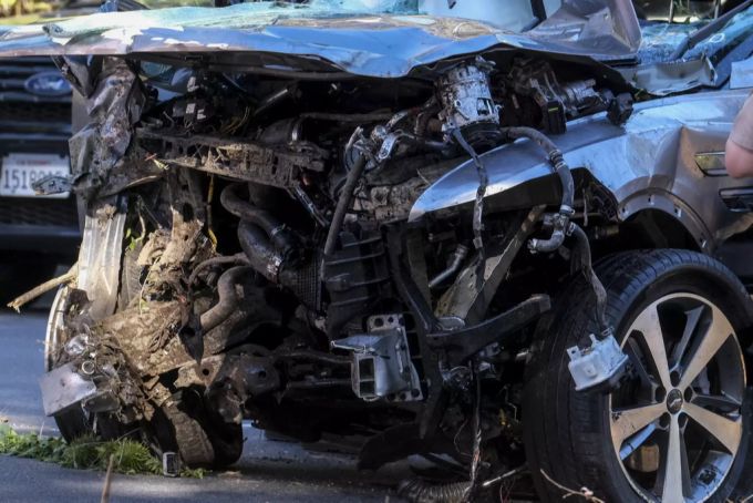 Tiger Woods Auto nach dem schlimmen Unfall. Tiger Woods