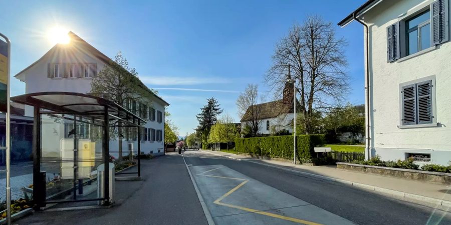 Im Dorfzentrum der Gemeinde Uitikon.