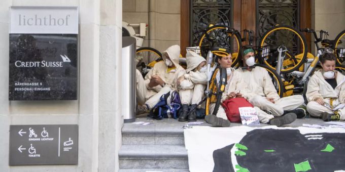 Eine Gruppe Klimaaktivisten der Organisation Collective Climate Justice blockiert den Eingang der Schweizer Bank Credit Suisse, am Montag, 8. Juli 2019, auf dem Paradeplatz in Zürich. Klimaaktivisten Credit Suisse Paradeplatz