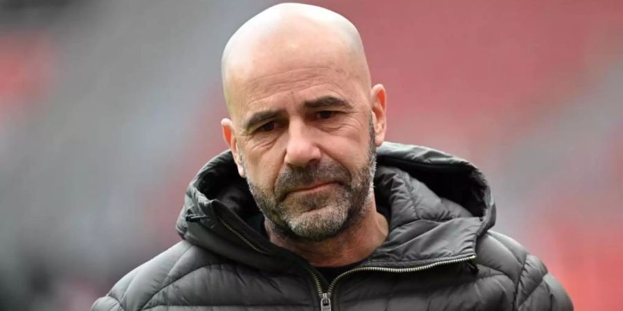 Hat «ein bisschen Angst», wenn die Spieler von Bayer Leverkusen auf Reisen gehen: Trainer Peter Bosz. Foto: Ina Fassbender/AFP-Pool/dpa