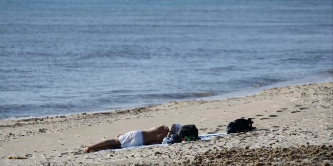 Menschen am Strand von Arenal auf Mallorca. Aufgrund des geringen Auftretens des Coronavirus ist Mallorca kein Risikogebiet mehr. Coronavirus - Mallorca