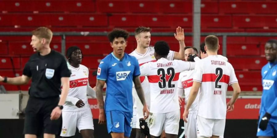 Stuttgarts Sasa Kalajdzic (M) erzielte im siebten Bundesliga-Spiel in Serie ein Tor. Foto: Tom Weller/dpa