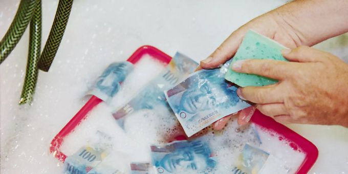 Die Schweiz muss ihre Geldwäschereiregeln an internationale Vorgaben anpassen. Das Parlament hat sich nun für eine Mini-Reform entschieden. (Symbolbild) Geldwäschereiregeln