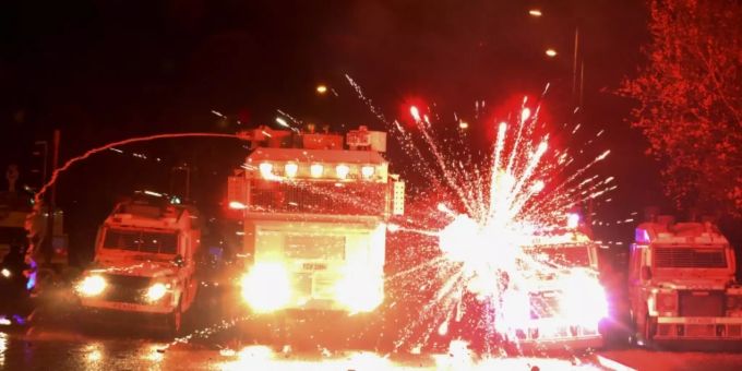 Feuerwerkskörper explodiert vor Polizisten in Belfast. nordirland
