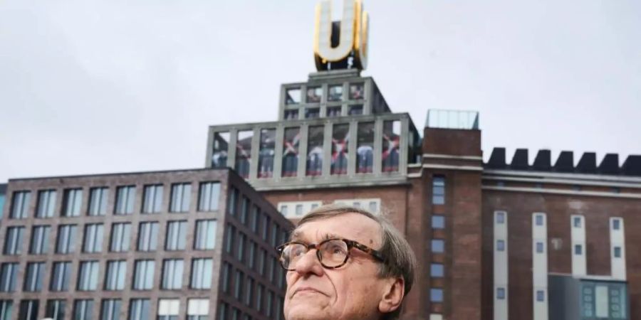Adolf Winkelmann vor dem Dortmunder U-Turm. Foto: Bernd Thissen/dpa