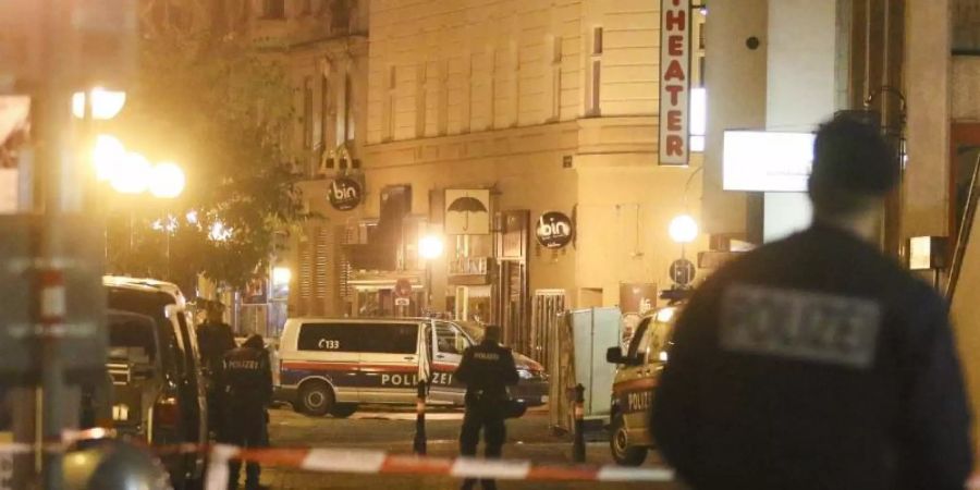 Polizeibeamte im Stadtzentrum von Wien in der Nacht des Anschlags am 2. November 2020. Foto: Ronald Zak/AP/dpa