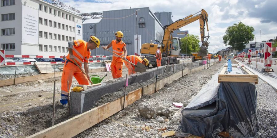Im Sommer ist Baustellenzeit. Hier eine Strassenbaustelle in Schlieren.