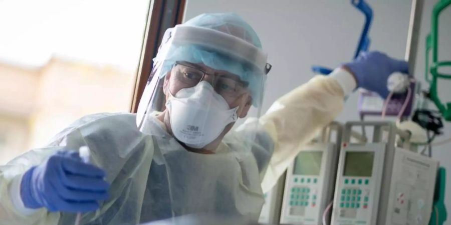 Nur ein Drittel der Intensivstationen bundesweit kann derzeit noch «einfach so» Patienten aufnehmen, warnt der wissenschaftliche Leiter des Intensivregisters, Christian Karagiannidis. (Bild aus Berlin). Foto: Kay Nietfeld/dpa
