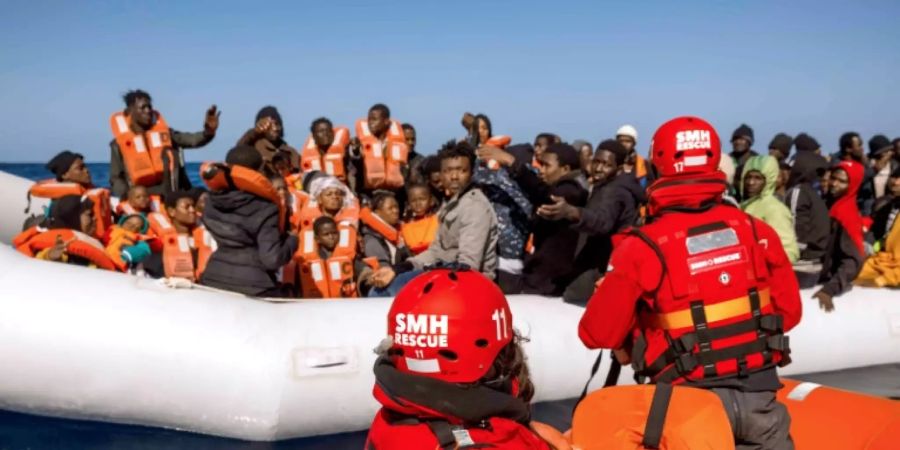 Aufnahme von Migranten vor Libyen durch Hilfsorganisation