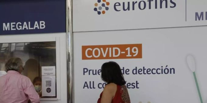Menschen stehen vor einem Covid-19-Testzentrum auf dem Flughafen von Palma. Foto: Clara Margais/dpa